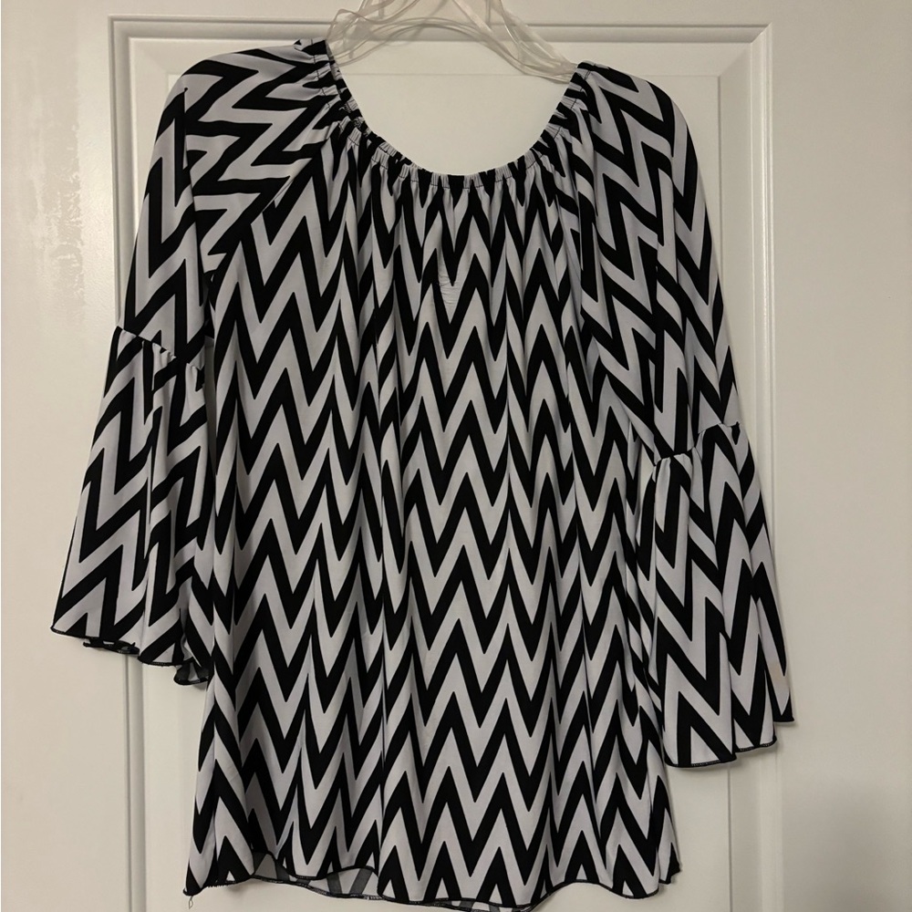 Black/white chevron top